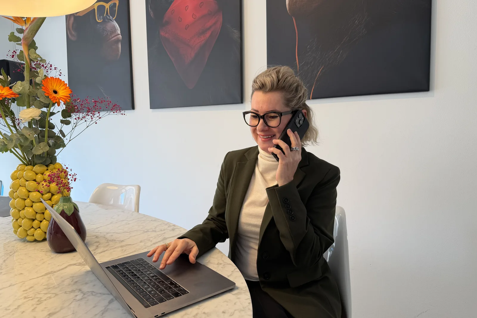 Andrea Lakeberg im Beratungsgespräch am Telefon